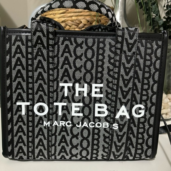 MJ Handbags - NWOT SMALL/MEDIUM TOTE.